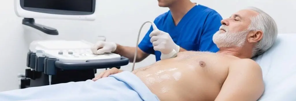 Άνδρας που εξετάζεται με υπέρηχο καρδιάς από ιατρό
